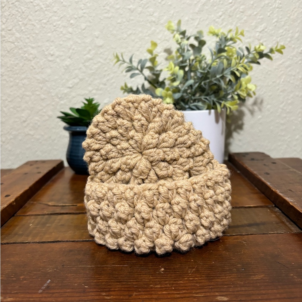 Crochet coaster set of 4 in matching crochet coaster basket in beige. - Picture 3 of 6